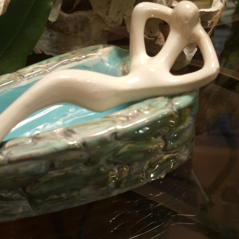 Rare Vintage Heart Shaped Ashtray With Lady - Picture 4 of 5